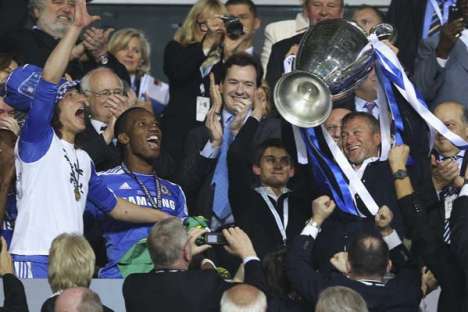 Bayern-Chelsea (Final da Champions 2012) - 00: Abramovich ergue a taça