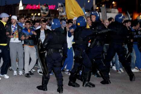 Adeptos do FC Porto escoltados por polícia