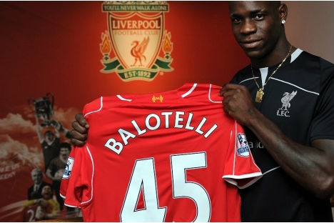 Mario Balotelli apresenta camisola 45 (Liverpool)