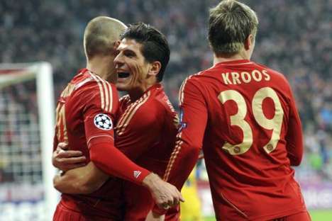Bayern celebra: Robben, Gomez e Kroos