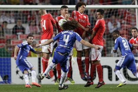 Benfica-Chelsea: David Luiz remata contra barreira