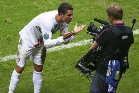 Euro 2012: R. Checa-Portugal (CR7 festeja golo para a tv)