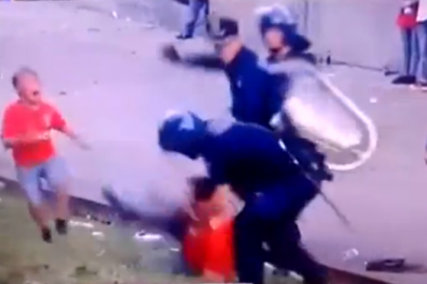 Vídeo: polícia agride adepto