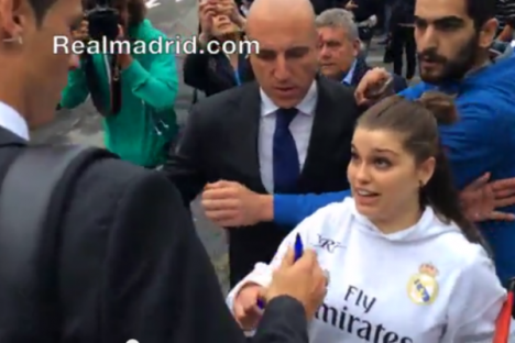 Vídeo: Cristiano Ronaldo dá autógrafo