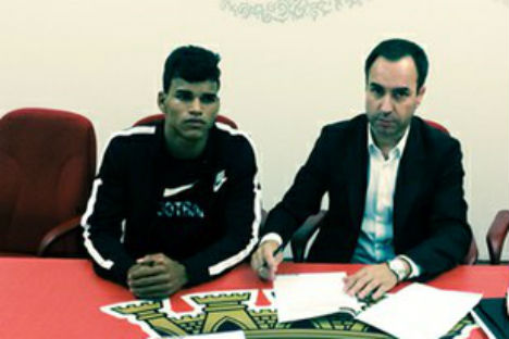 Danilo assina ao lado de António Salvador (Sp. Braga)