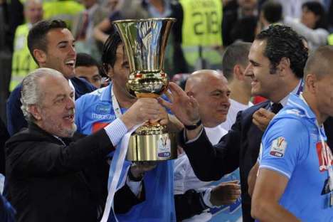 De Laurentiis (presidente do Nápoles) com Taça de Itália