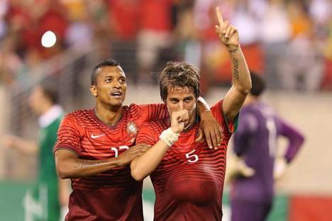 Mundial 2014: Fábio Coentrão festeja com Nani golo à Irlanda