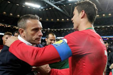 Cristiano Ronaldo abraça Paulo Bento no fim do Suécia-Portugal