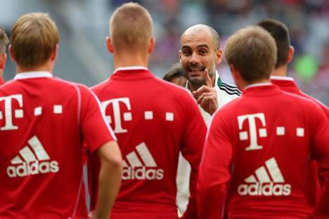 Guardiola conversa com jogadores (treino Bayern)