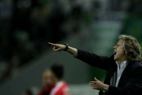 Sporting-Benfica (09/04/12): foto 15 - Jorge Jesus dá indicações