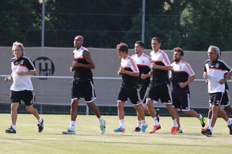 Jorge Jesus corre com jogadores (treino Benfica)