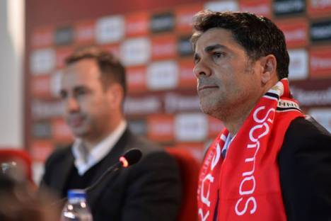 Jorge Paixão em conferência de imprensa (Salvador ao fundo)