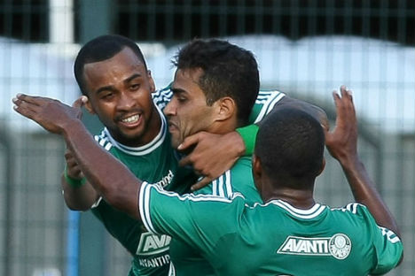 Kardec festeja golo no Palmeiras