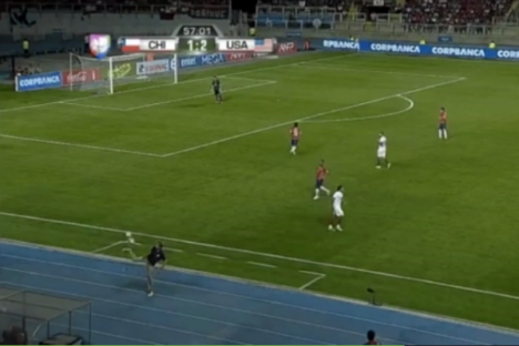 Vídeo: Jurgen Klinsmann passa duas bolas