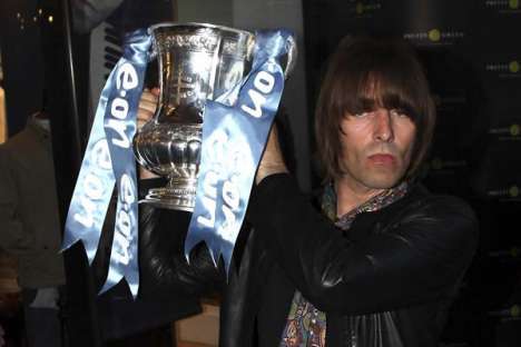 Liam Gallagher com a FA Cup ganha pelo M. City (2011)