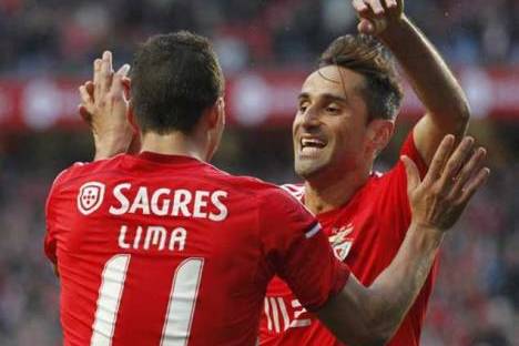 Lima e Jonas (Benfica) festejam golo
