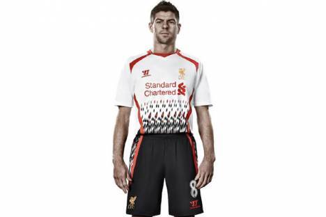 Liverpool: Gerrard apresenta equipamento (2013)