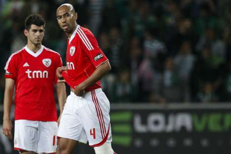 Sporting-Benfica (09/04/12): foto 23 - Luisão é expulso