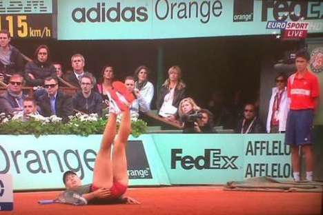Sharapova cai em Roland Garros