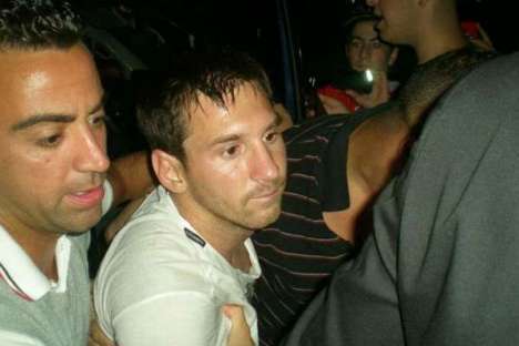 Lionel Messi embriagado é amparado por Xavi