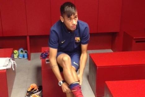 Neymar prepara-se no balneário do Barcelona