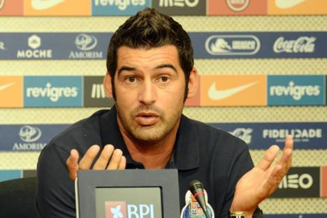 Paulo Fonseca gesticula em conferência imprensa (FC Porto)