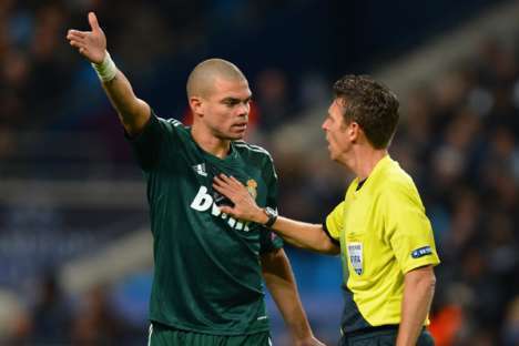 Pepe (Real Madrid) fala com o árbitro