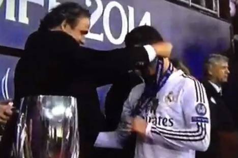 Platini dá duas medalhas a Ronaldo (vídeo)