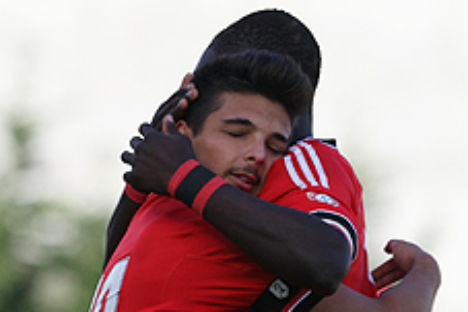 Rochinha abraça colega (juniores Benfica)