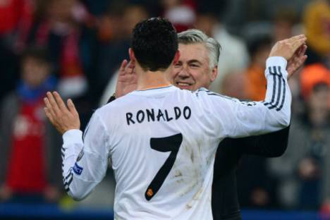 Cristiano Ronaldo festeja com Carlo Ancelotti