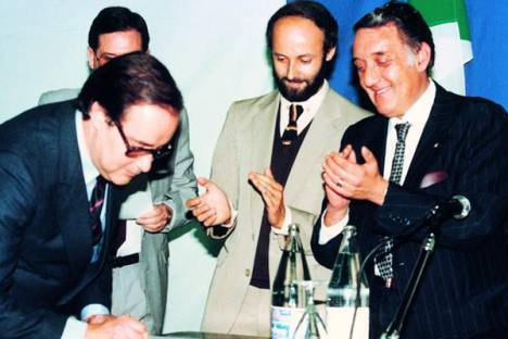 Pinto da Costa assina em 1982, ao lado de Fernando Sardoeira Pinto