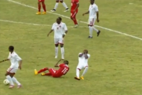 Vídeo: jogador do Panamá simula lesão