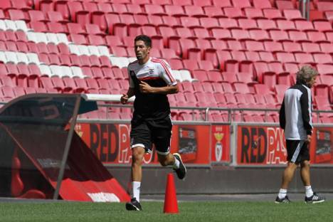 Steven Vitória em treino do Benfica (Jesus ao fundo)