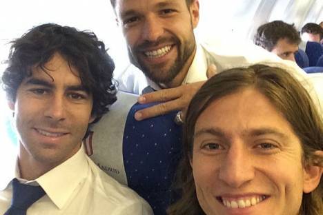 Tiago com Diego e Filipe Luís no avião