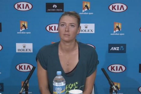 Sharapova distraída em conferência de imprensa (vídeo)