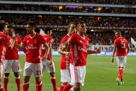 Cervi festeja com colegas do Benfica