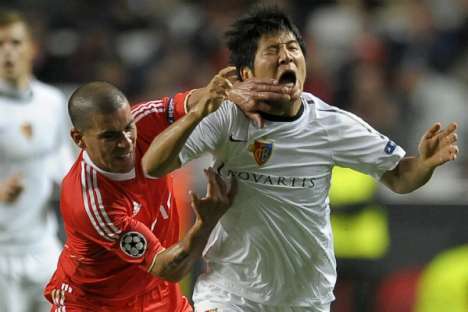 Benfica-Basileia (02/11/11): Maxi Pereira vs Joo Ho Park