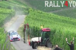Vídeo: carro de rali quase choca com trator
