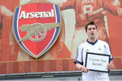Adepto do Arsenal com camisola do Tottenham (vídeo)