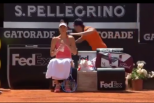 Vídeo: apanha-bolas cai junto a Sharapova