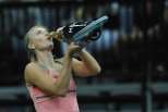 Maria Sharapova bebe de garrafa em jogo de exibição