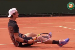 Vídeo: tenista agarra nos genitais