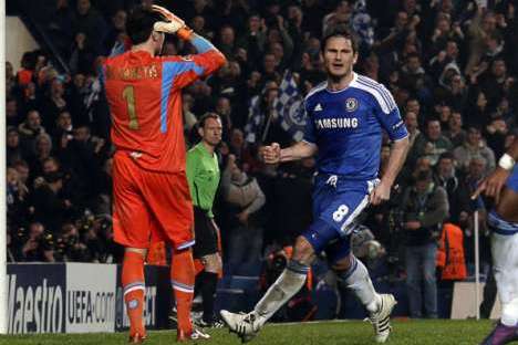 Frank Lampard festeja golo do Chelsea ao Nápoles