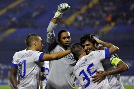 Dínamo de Zagreb-FC Porto (18/09/12): Lucho festeja golo com colegas