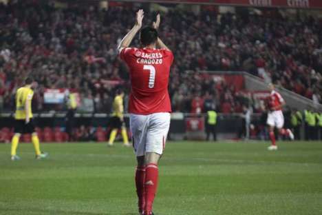 Óscar Cardozo aplaude no Benfica-Beira-Mar (16/03/12)