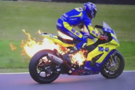 Vídeo: moto em chamas