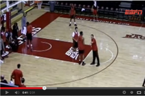 Vídeo: Mike Rice insulta e agride jogadores