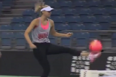 Vídeo: Sharapova aquece com bola de futebol